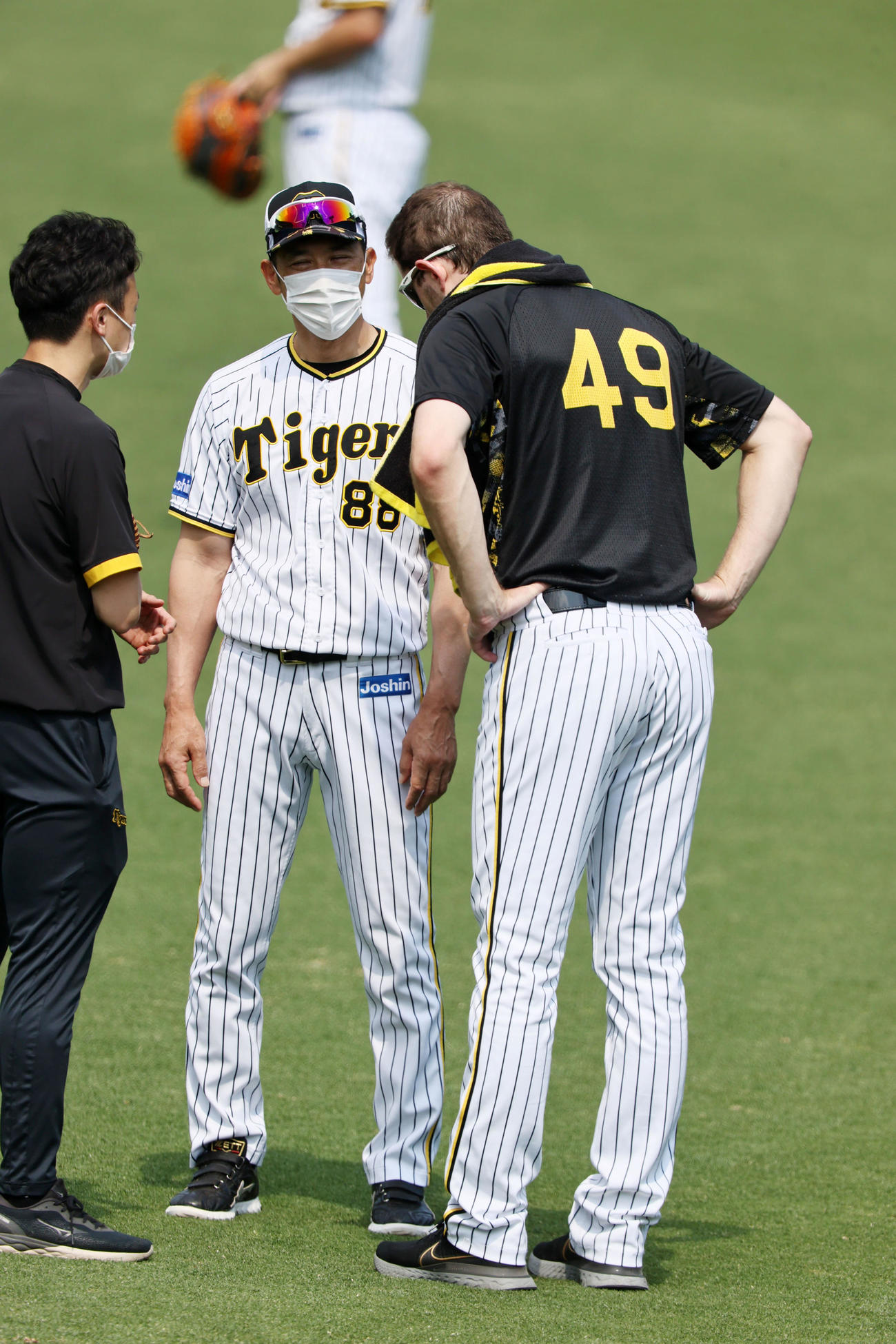 阪神対日本ハム　ガンケル（右）と話す矢野監督（撮影・加藤哉）