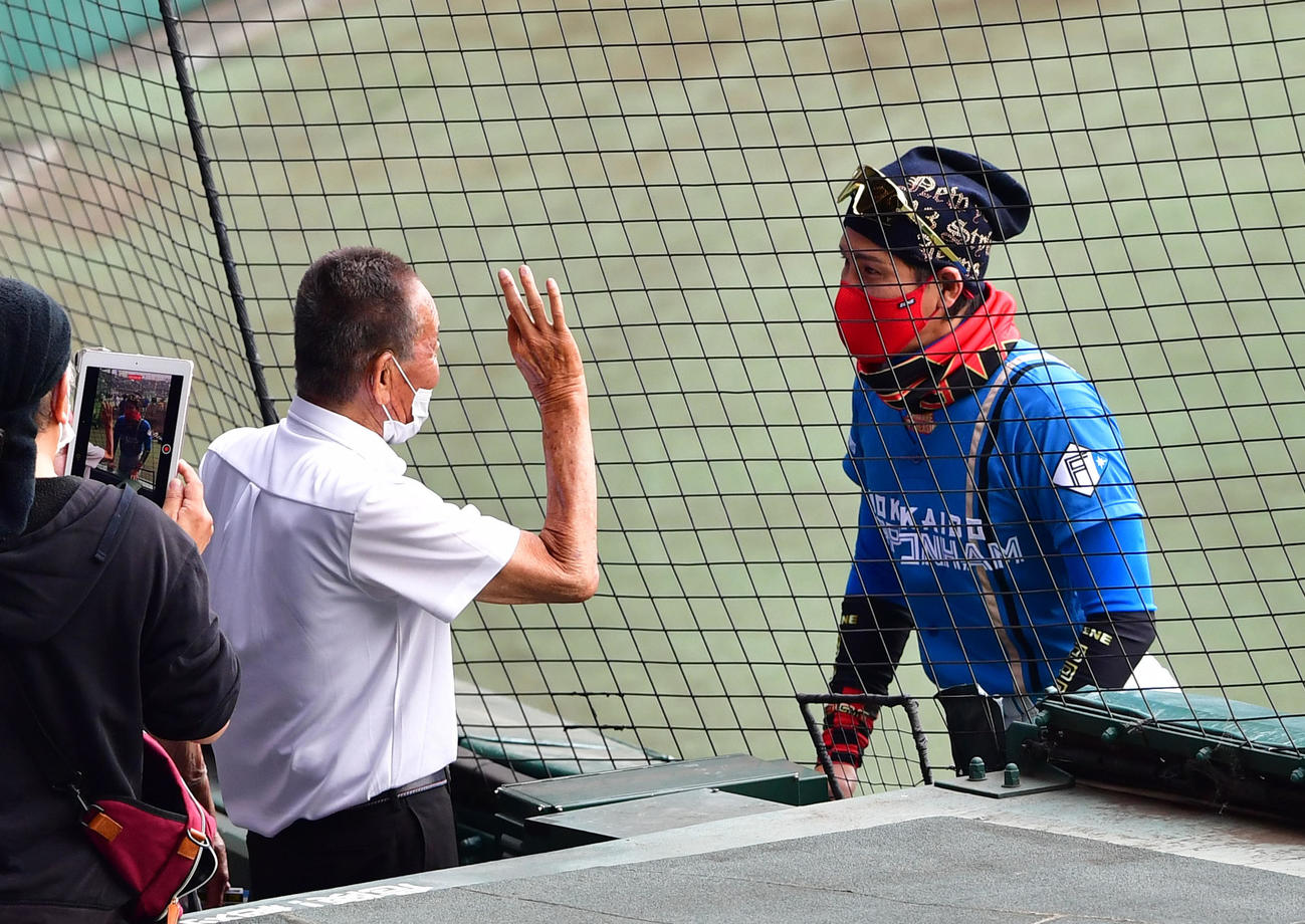 阪神対日本ハム　虎風荘・梅本元寮長（左）と話す新庄剛志監督督（撮影・前岡正明）