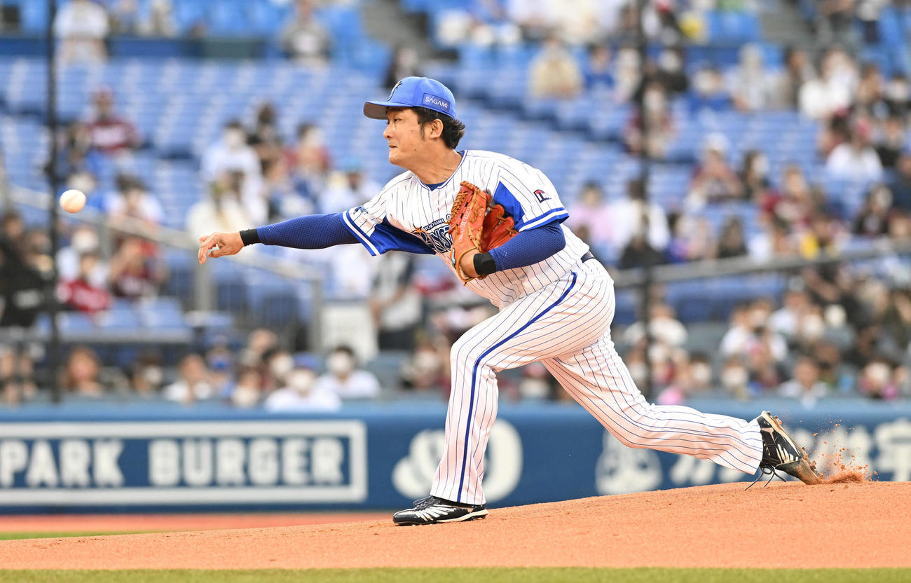 DeNA対楽天　試合前に一打席対決で聖沢氏に投球するDeNA木塚投手コーチ（撮影・滝沢徹郎）