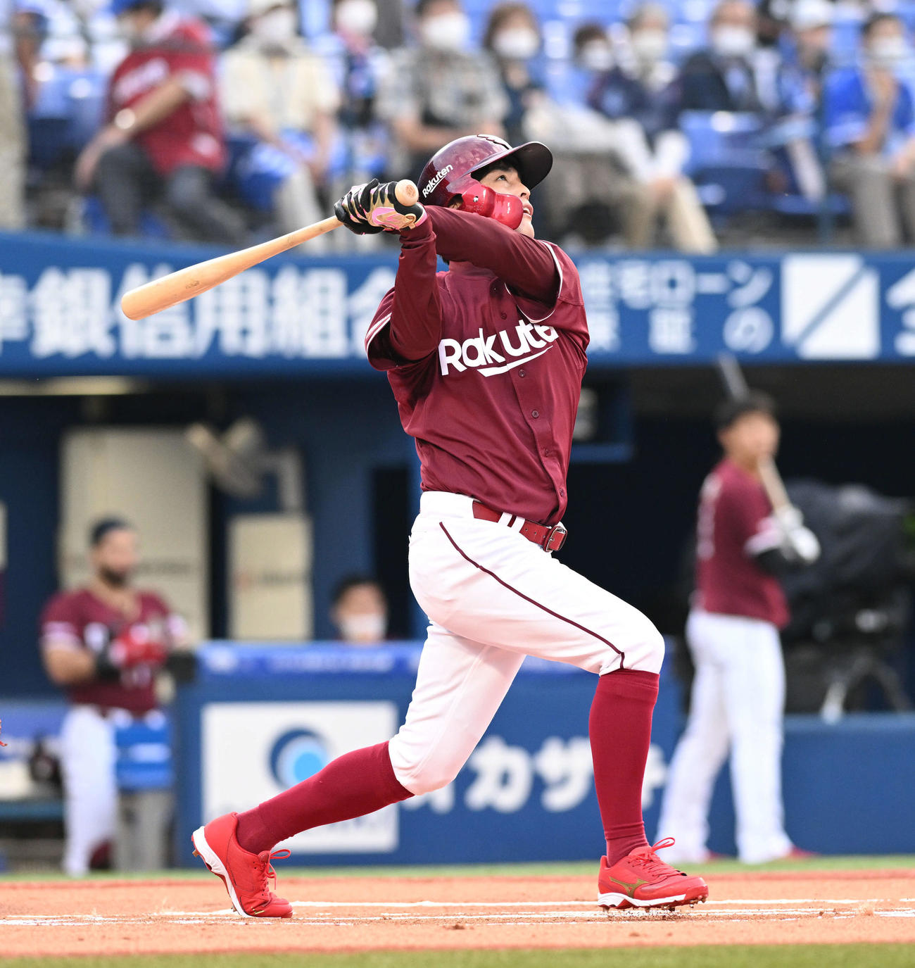 DeNA対楽天　試合前に一打席対決でDeNA木塚投手コーチの投球したボールを打つ聖沢氏（撮影・滝沢徹郎）