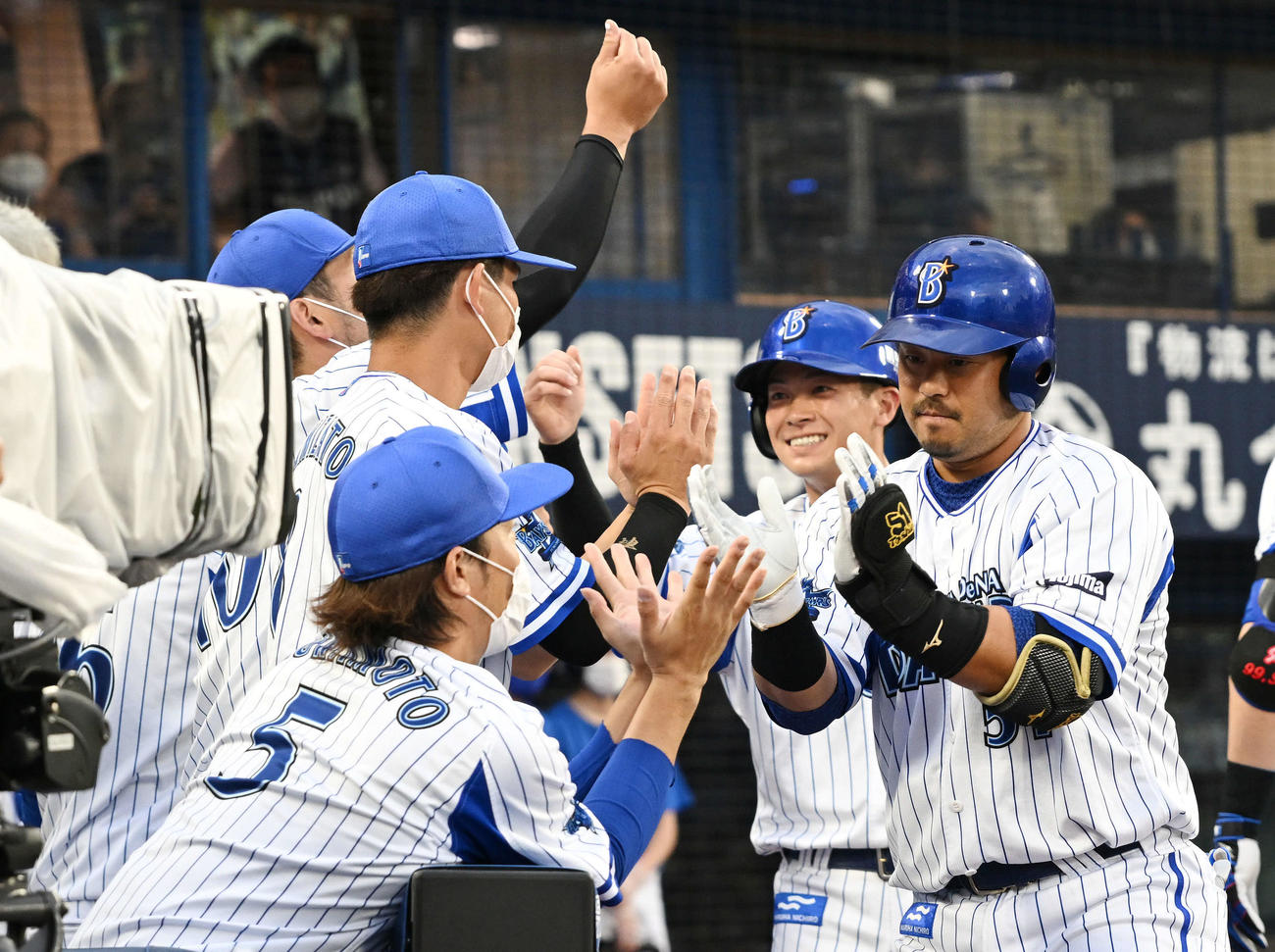 DeNA対楽天　1回裏DeNA1死一塁、左越え2点本塁打を放った宮崎敏郎（右）は生還しナインから祝福される（撮影・滝沢徹郎）