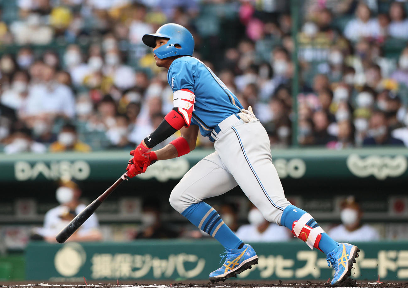 阪神対日本ハム　1回表日本ハム無死一塁、万波は先制の左適時二塁打を放つ（撮影・上山淳一）