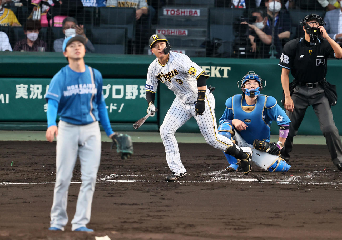 阪神対日本ハム　2回表裏阪神無死、大山は左越え本塁打を放つ。投手は上沢（撮影・加藤哉）