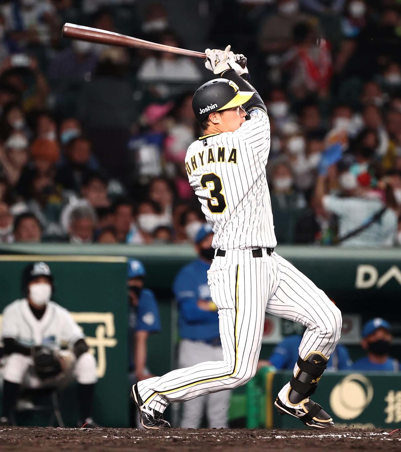 阪神対日本ハム　4回裏阪神1死、中越えへ2打席連続本塁打を放つ大山（撮影・上田博志）