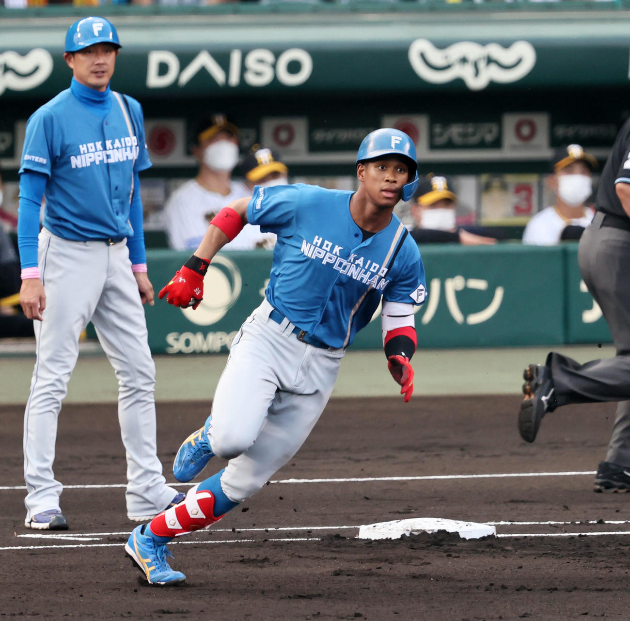 阪神対日本ハム　1回表日本ハム無死一塁、万波は左越え適時二塁打を放つ（撮影・加藤哉）