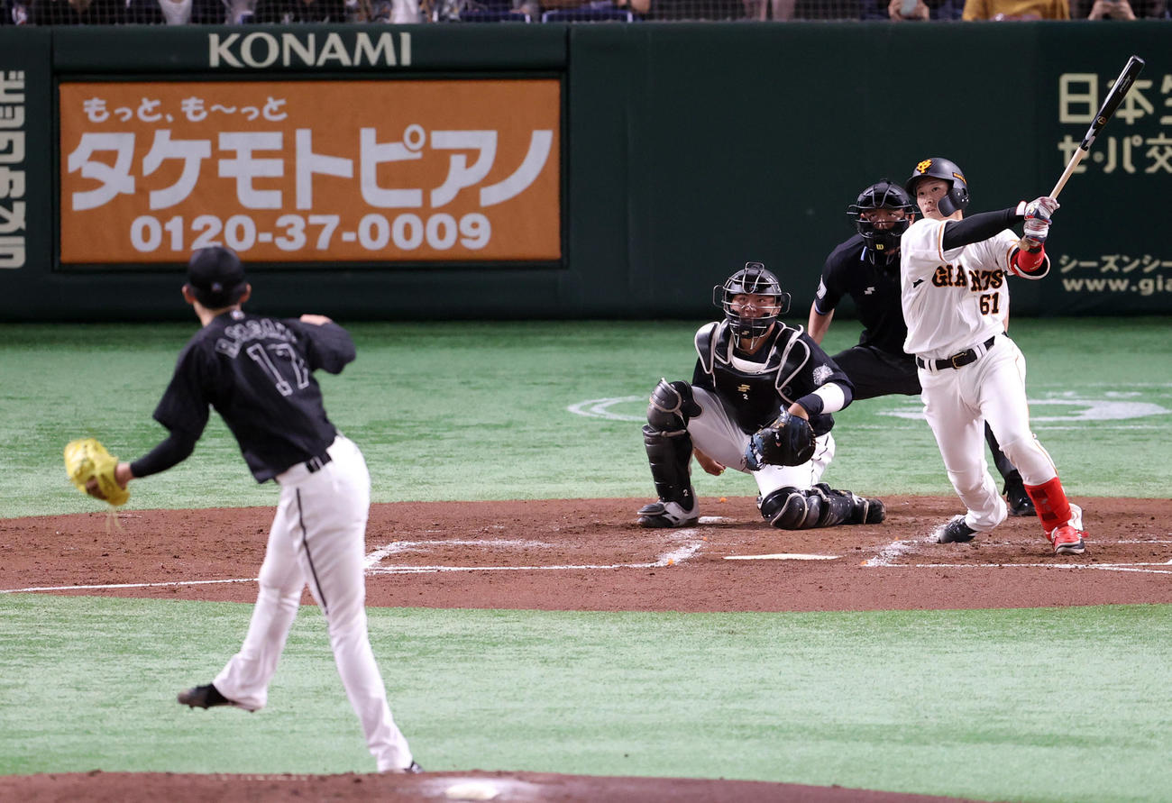 巨人対ロッテ　2回裏巨人無死三塁、先制適時二塁打を放つ増田陸。投手佐々木朗（撮影・狩俣裕三）