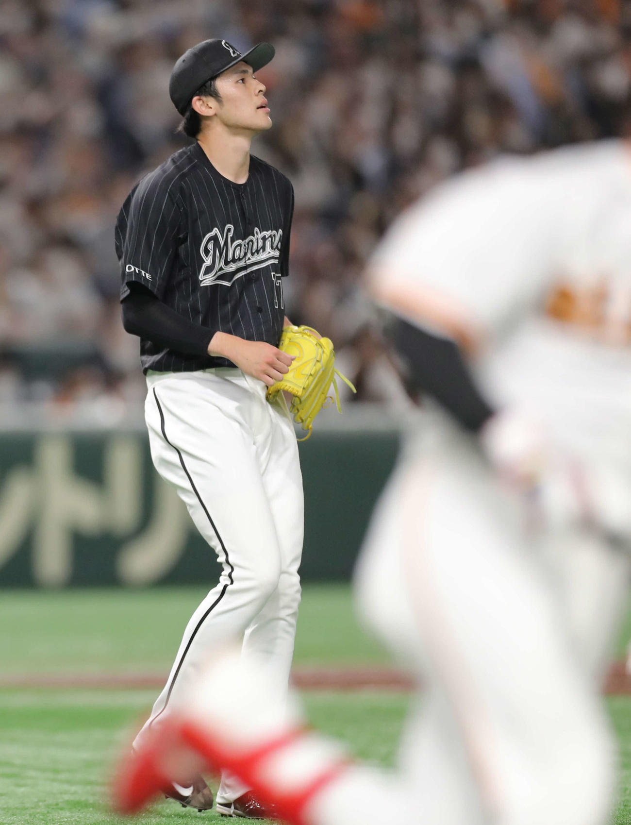 巨人対ロッテ　2回裏巨人無死三塁、増田陸（手前）に先制適時二塁打を許す佐々木朗（撮影・河田真司）