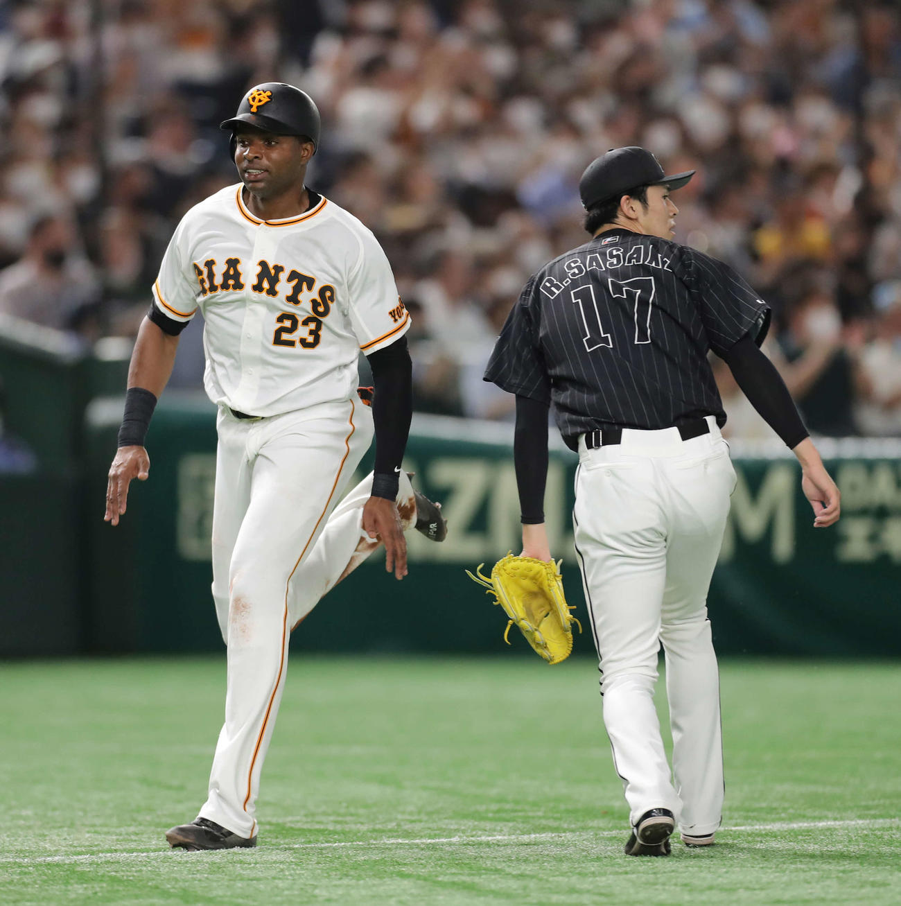 巨人対ロッテ　2回裏巨人無死三塁、増田陸の先制適時二塁打で生還するポランコ（左）と佐々木朗（撮影・河田真司）