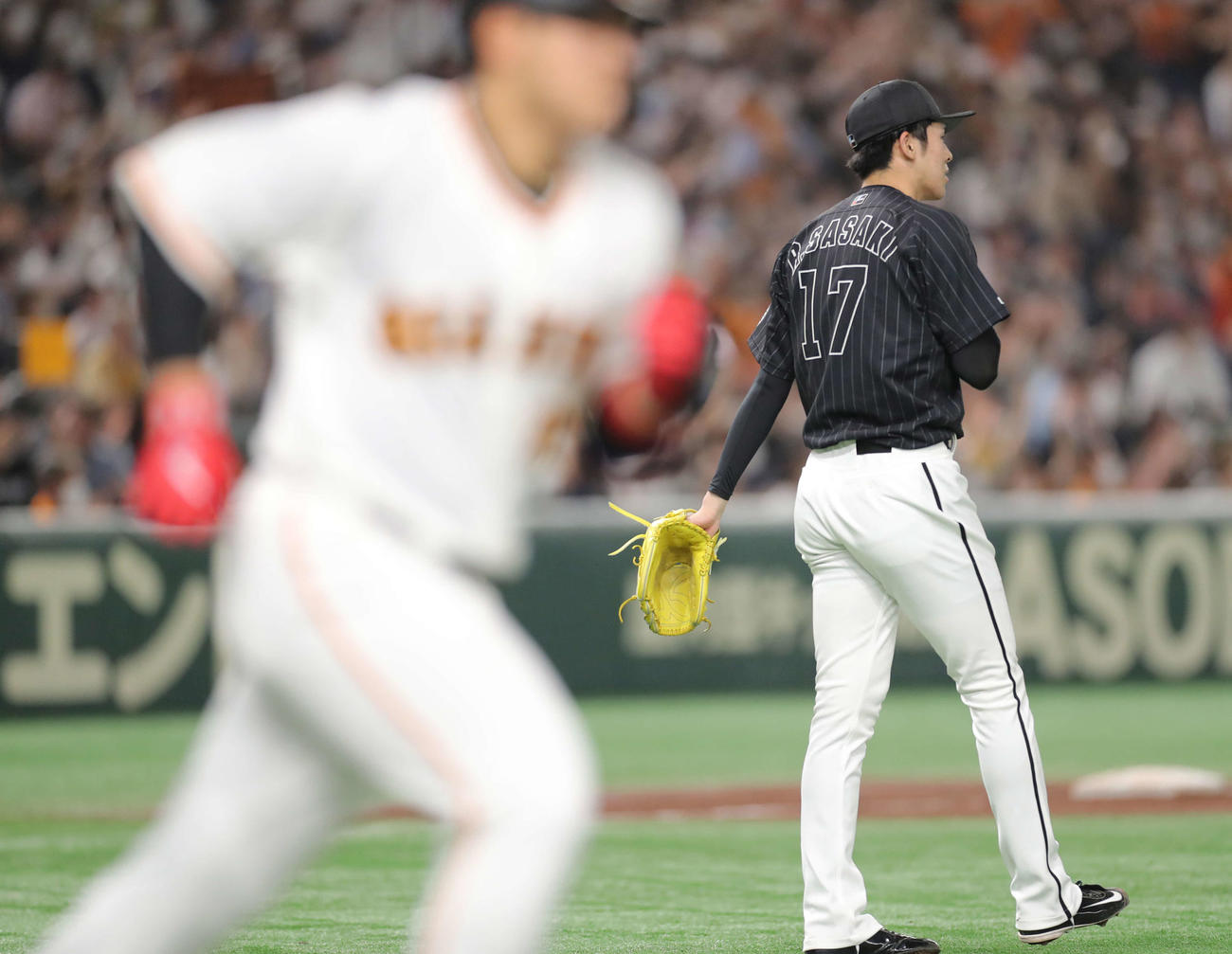 巨人対ロッテ　3回裏巨人1死二塁、岡本和（手前）に右中間2点本塁打を浴びる佐々木朗（撮影・河田真司）