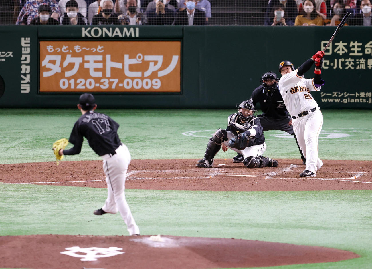 巨人対ロッテ　3回裏巨人1死一塁、2点本塁打を放つ岡本和。投手佐々木朗（撮影・狩俣裕三）