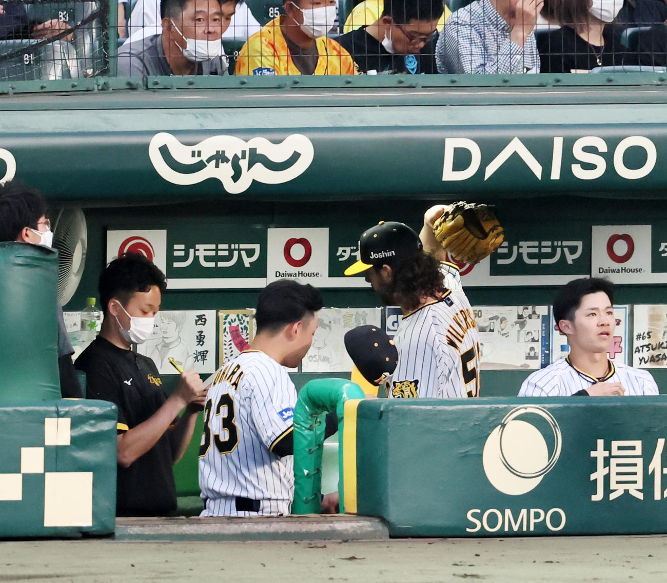 阪神対日本ハム　3回を投げ7失点KOのウィルカーソンはベンチでグラブを投げつけた（撮影・加藤哉）