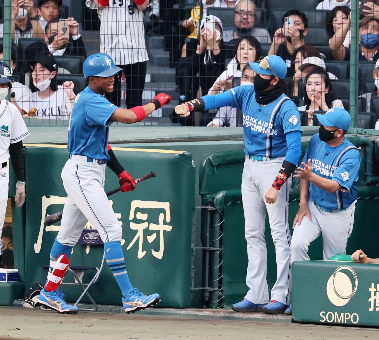 阪神対日本ハム　3回表日本ハム無死、左越え本塁打を放った万波（左）は新庄監督とタッチする（撮影・加藤哉）