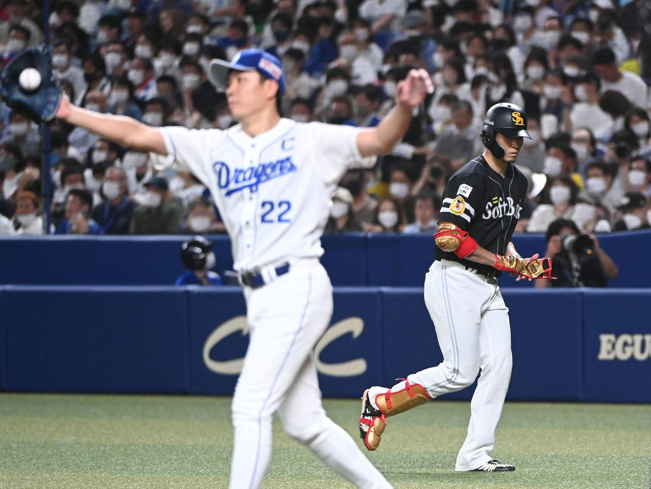 中日対ソフトバンク　4回表ソフトバンク1死二、三塁、大野雄（左）から左犠飛を放った千賀（右）（撮影・森本幸一）