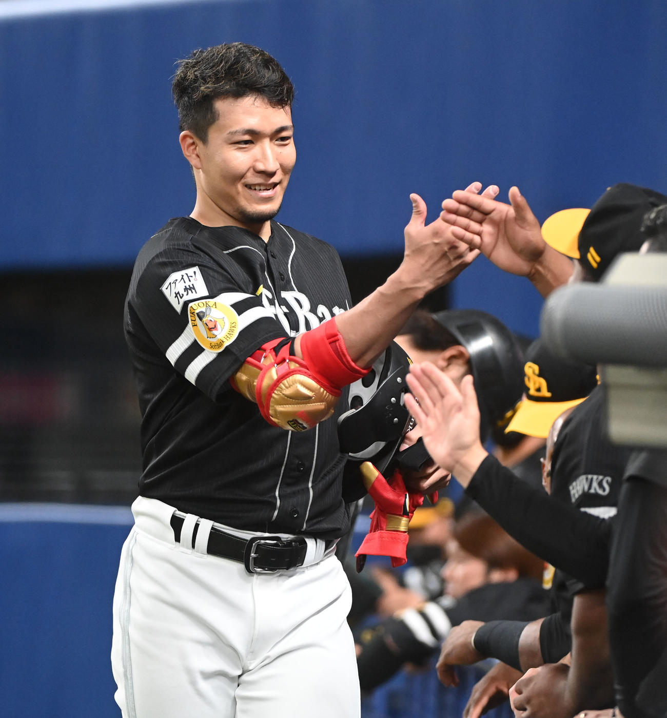 中日対ソフトバンク　4回表ソフトバンク1死二、三塁、先制の左犠飛を放ちナインと笑顔でタッチを交わす千賀（撮影・森本幸一）