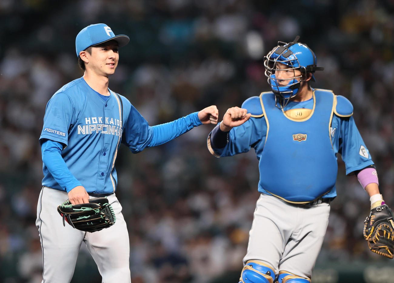 阪神対日本ハム　日本ハム上沢は4回を投げ終え捕手宇佐見と笑顔でタッチを交わす（撮影・上山淳一）