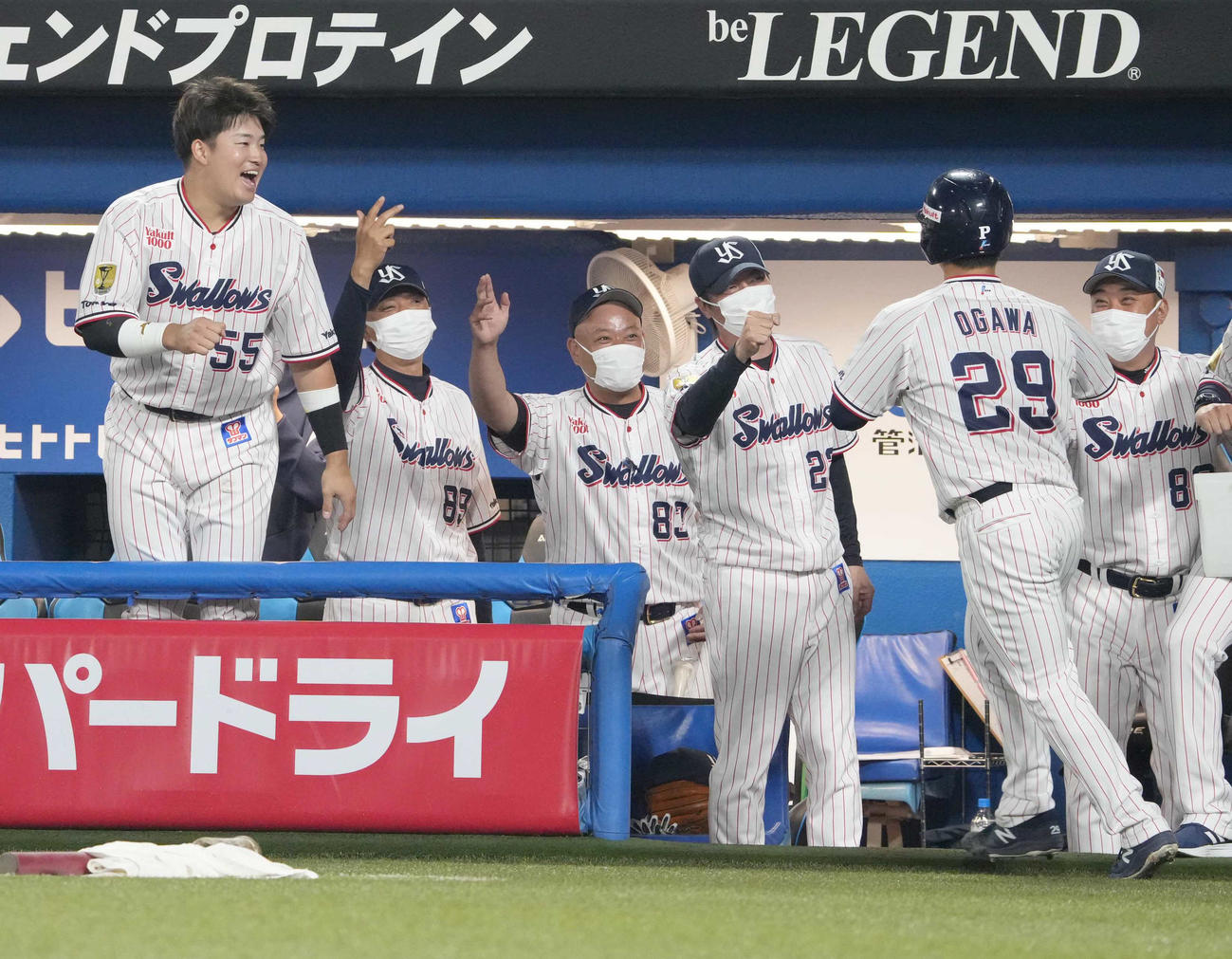 ヤクルト対西武　5回裏ヤクルト無死、小川（右）は左越えに先制ソロ本塁打を放ちベンチのナインの祝福を受ける（撮影・小沢裕）