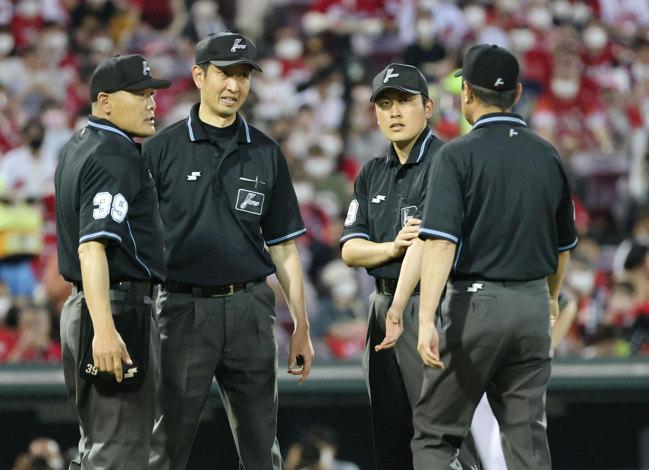 交流戦広島対オリックス　4回表オリックス2死一、二塁、太田の左前打で野口本塁憤死判定も、走塁妨害について協議する審判団（撮影・加藤孝規）