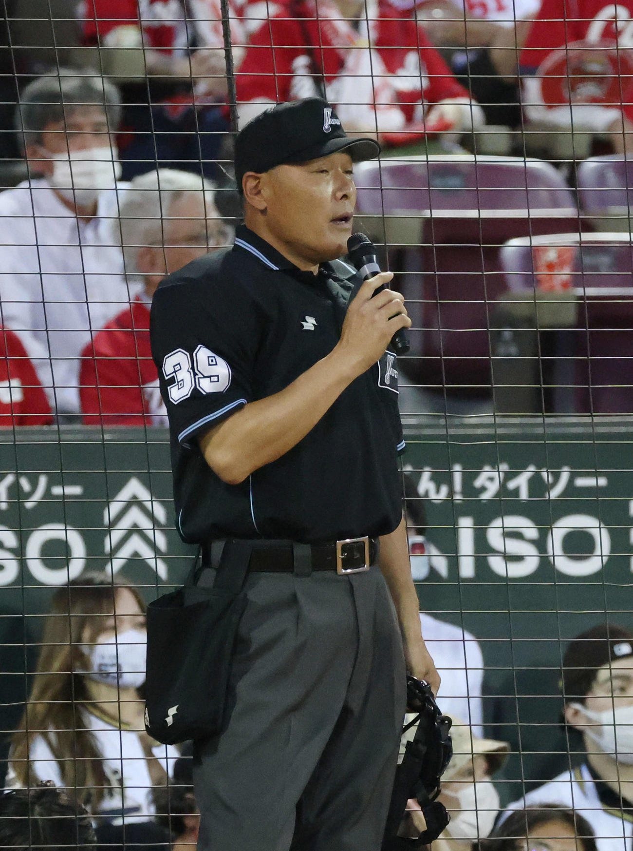 交流戦広島対オリックス　4回表オリックス2死一、二塁、太田の左前打で野口本塁憤死判定も、走塁妨害について協議する審判団（撮影・加藤孝規）