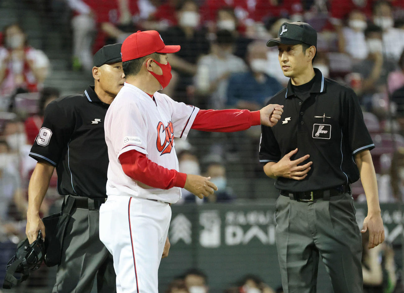 交流戦広島対オリックス　4回表オリックス2死一、二塁、太田の左前打で野口本塁憤死判定も、走塁妨害について協議する審判団（撮影・加藤孝規）