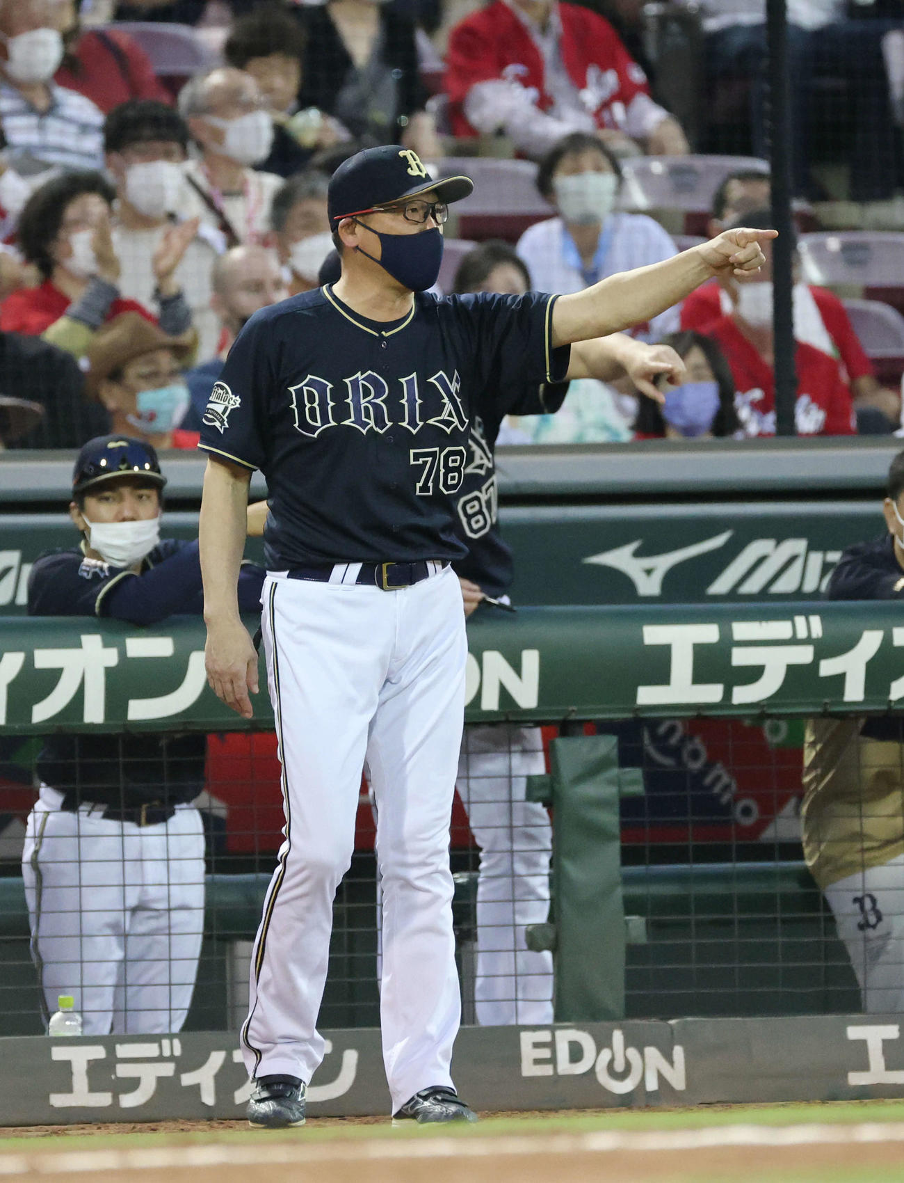 交流戦広島対オリックス　4回表オリックス2死一、二塁、太田の左前打で野口本塁憤死判定に、走塁妨害を指摘の中嶋聡監督（撮影・加藤孝規）
