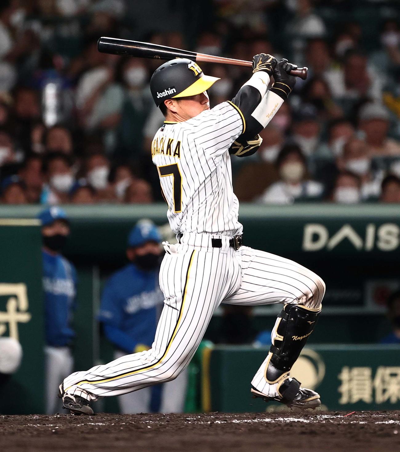 阪神対日本ハム　5回裏阪神無死、長坂は三塁打を放つ（撮影・上田博志）