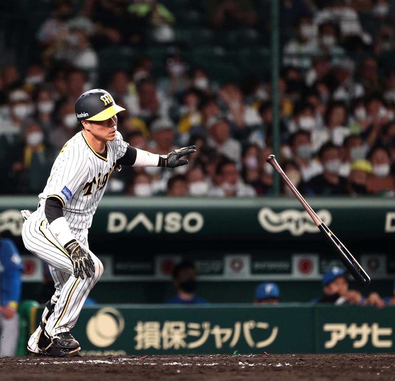 阪神対日本ハム　5回裏阪神無死、長坂は三塁打を放つ（撮影・上田博志）
