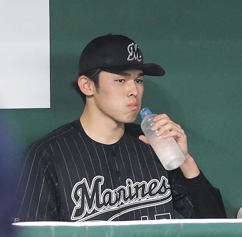 巨人対ロッテ　5回裏を終え、ベンチで水分補給する佐々木朗（撮影・河田真司）
