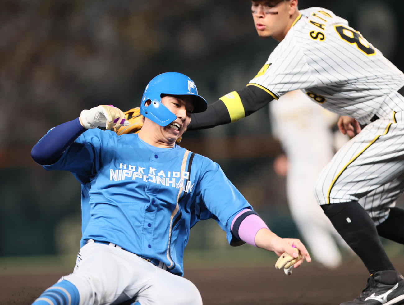 阪神対日本ハム　6回表日本ハム無死二塁、上沢の遊ゴロで三塁へ向かう二走宇佐見（左）へタッチに向かう佐藤輝（撮影・上山淳一）