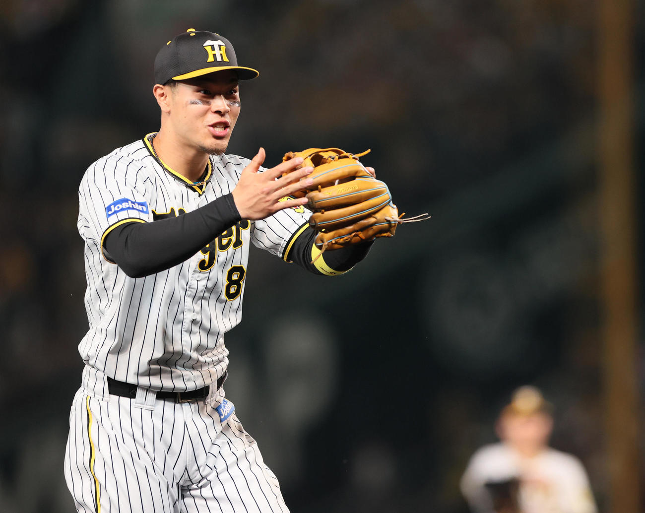 阪神対日本ハム　6回表日本ハム無死二塁、上沢の遊ゴロで三塁へ向かう二走宇佐見のタッチが三塁セーフとなり審判に猛アピールする佐藤輝（撮影・上山淳一）