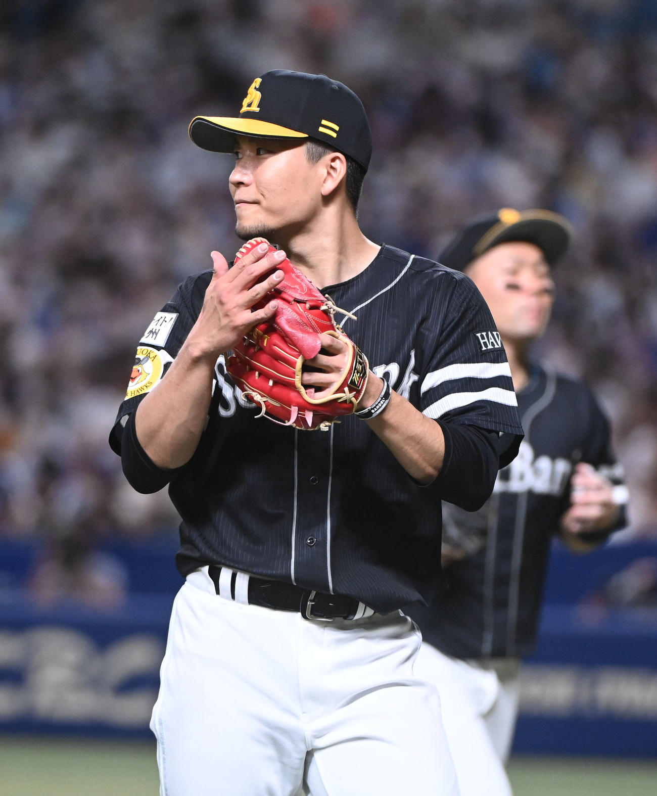 中日対ソフトバンク　4回裏中日1死一塁、ビシエドを併殺打に打ち取りグラブをたたきベンチへ戻る千賀（撮影・森本幸一）