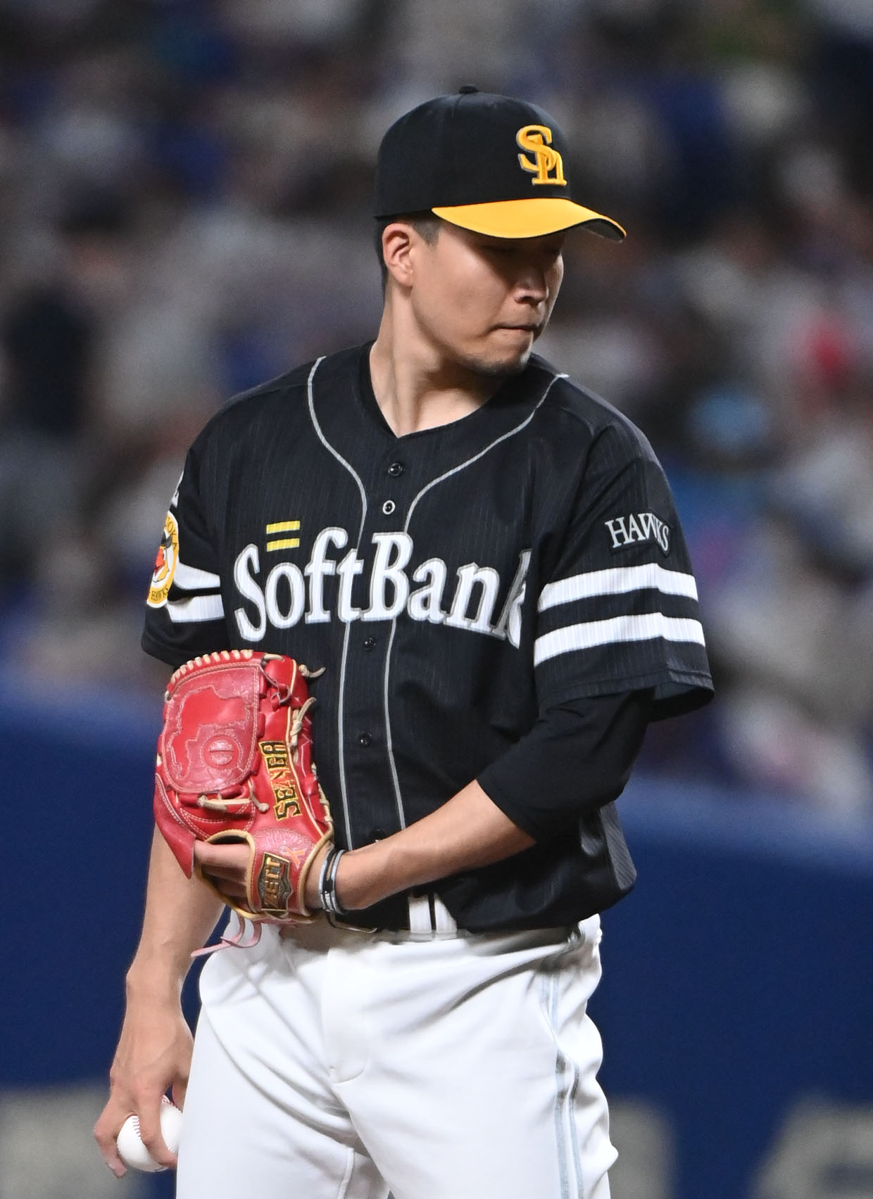 中日対ソフトバンク　出身地の愛知県蒲郡市の形がデザインされたグラブで登板する千賀（撮影・森本幸一）