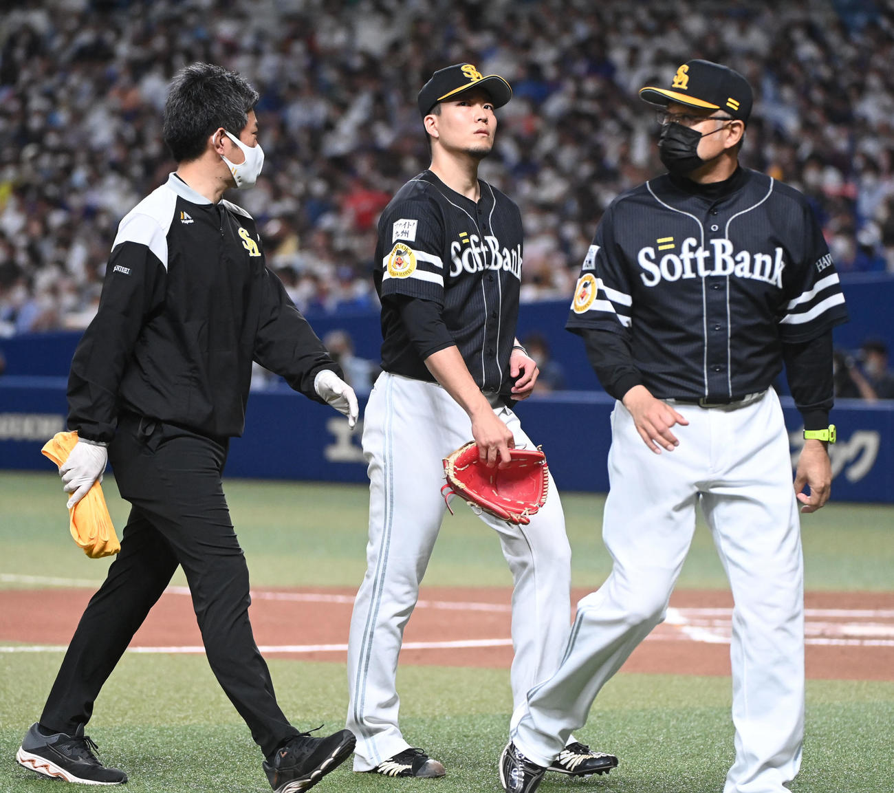 中日対ソフトバンク　6回裏中日1死、体に異変を感じマウンドを降りる千賀（中央）（撮影・森本幸一）