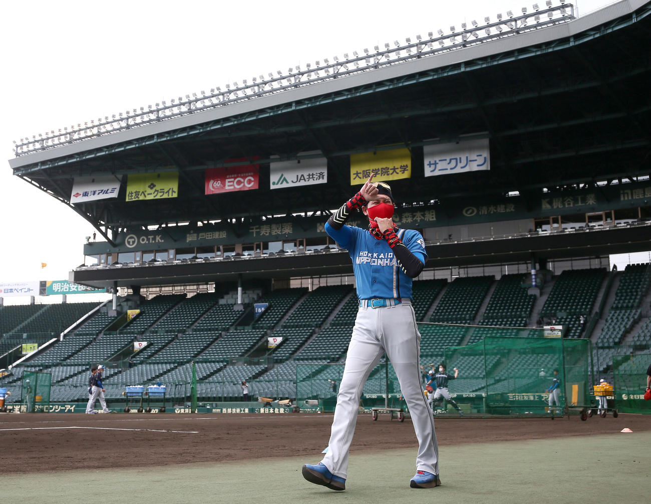 阪神対日本ハム　甲子園のグラウンドに現れた日本ハム新庄監督（撮影・上山淳一）