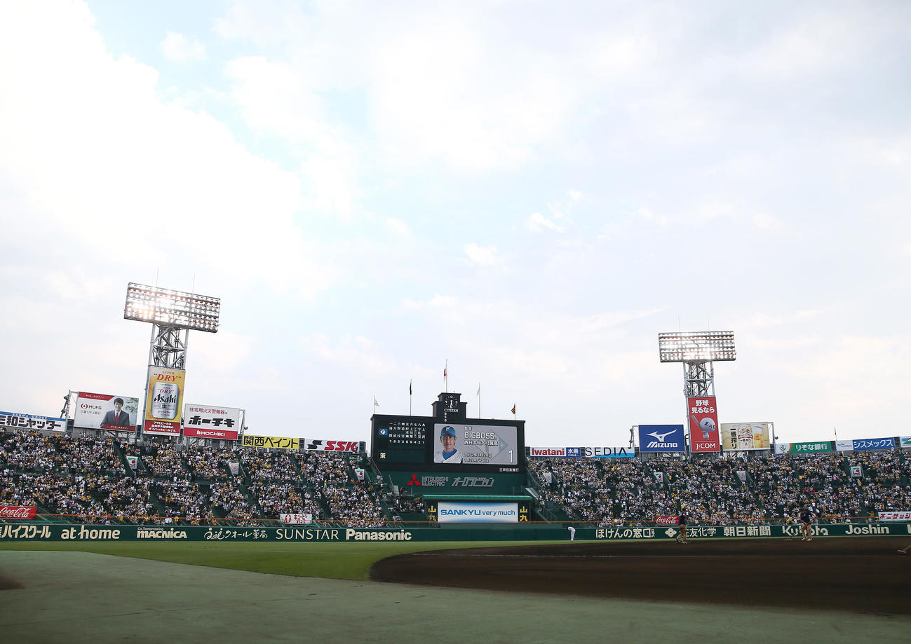 阪神対日本ハム　甲子園球場に新庄監督がコールされる（撮影・上山淳一）