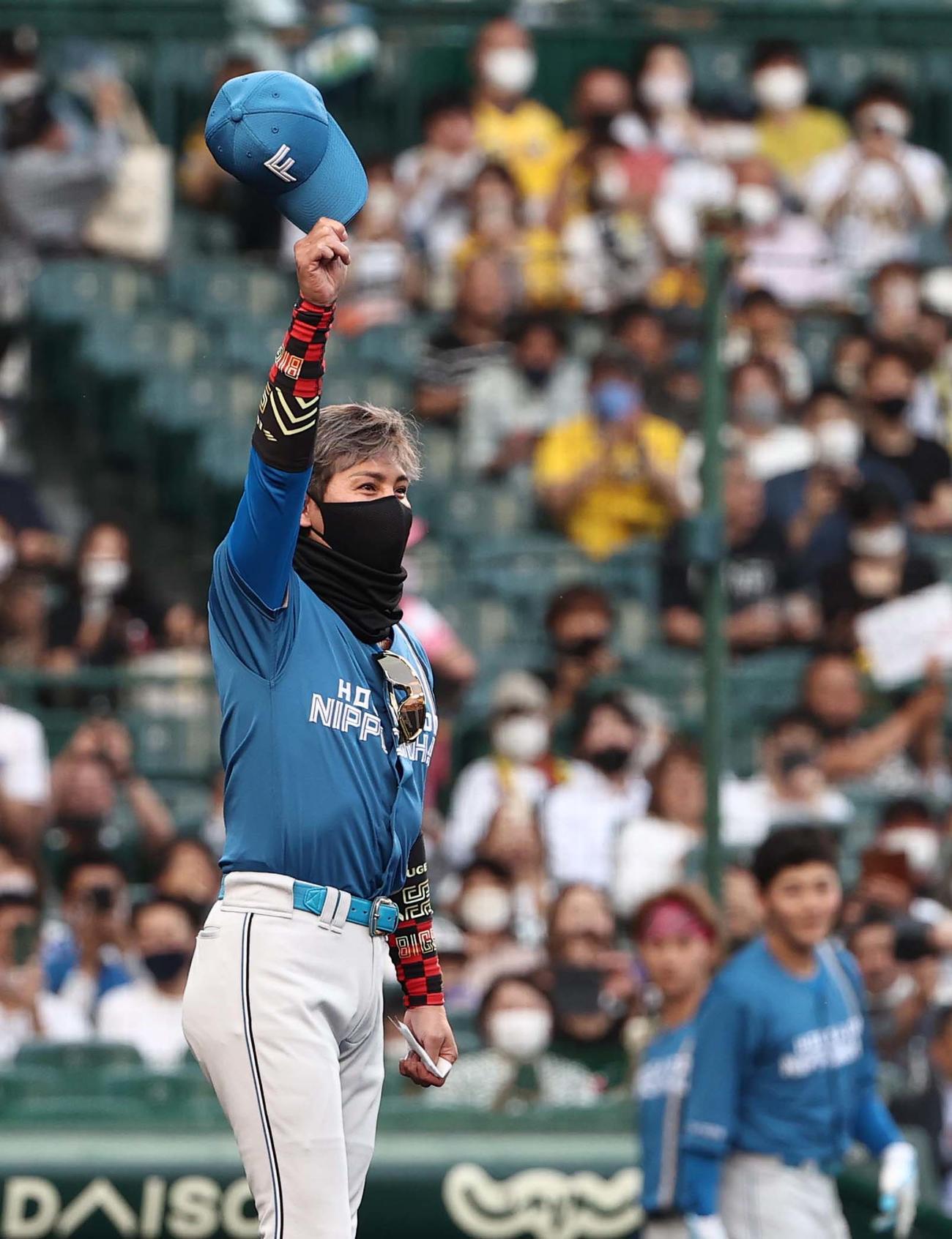 阪神対日本ハム　メンバー交換をした後、甲子園球場のファンに向かって帽子をあげてアピールする新庄監督（撮影・上田博志）