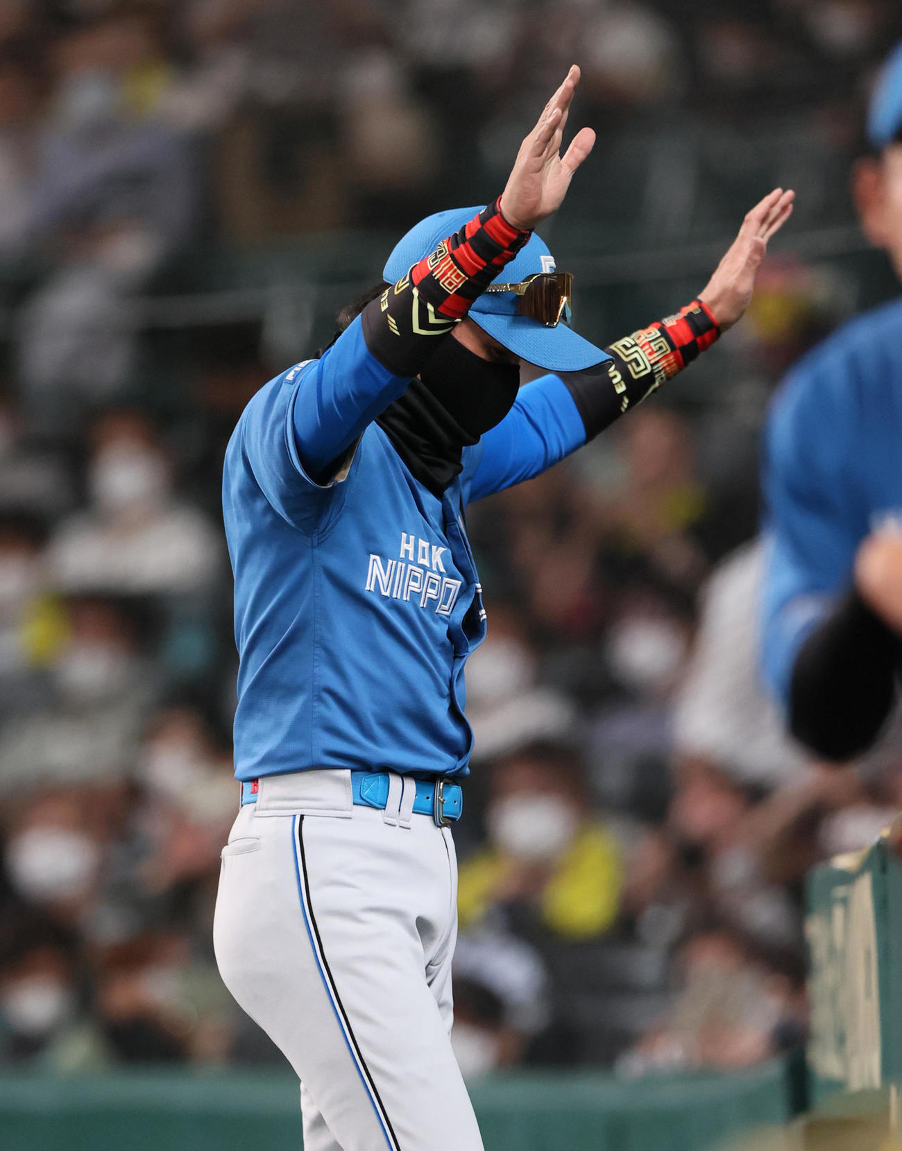阪神対日本ハム　日本ハム新庄監督は7回の攻撃を終え選手交代を主審に告げベンチへ引き揚げる（撮影・上山淳一）