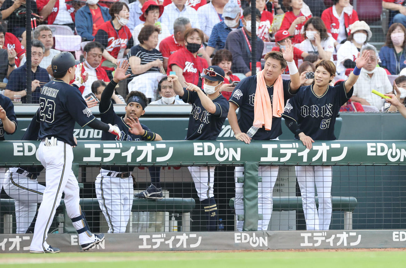 交流戦広島対オリックス　2回表オリックス1死一塁、逆転の左越え2点本塁打を放った伏見を迎えるナイン（撮影・加藤孝規）