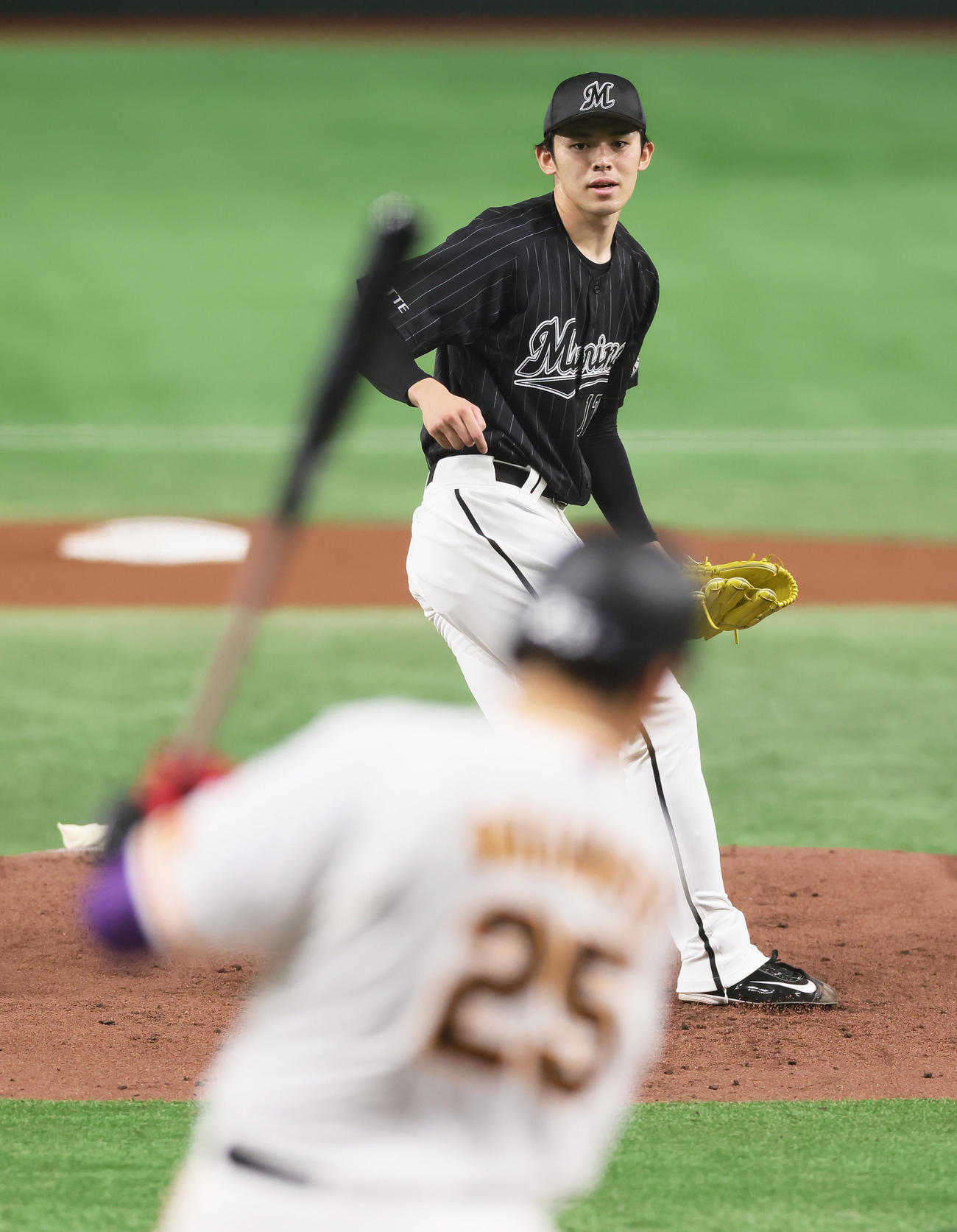 巨人対ロッテ　1回裏巨人2死二塁、岡本和（手前）を空振り三振に仕留める佐々木朗（撮影・足立雅史）