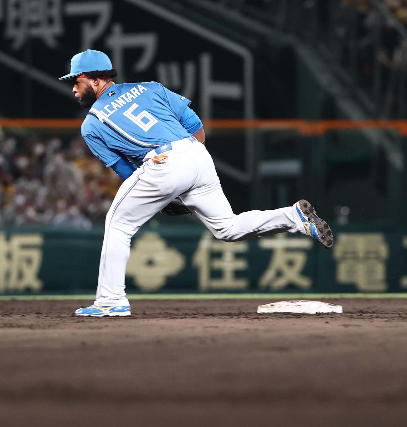 阪神対日本ハム　6回裏阪神2死三塁、小野寺のゴロを軽快にさばき二ゴロに仕留めるアルカンタラ（撮影・上田博志）