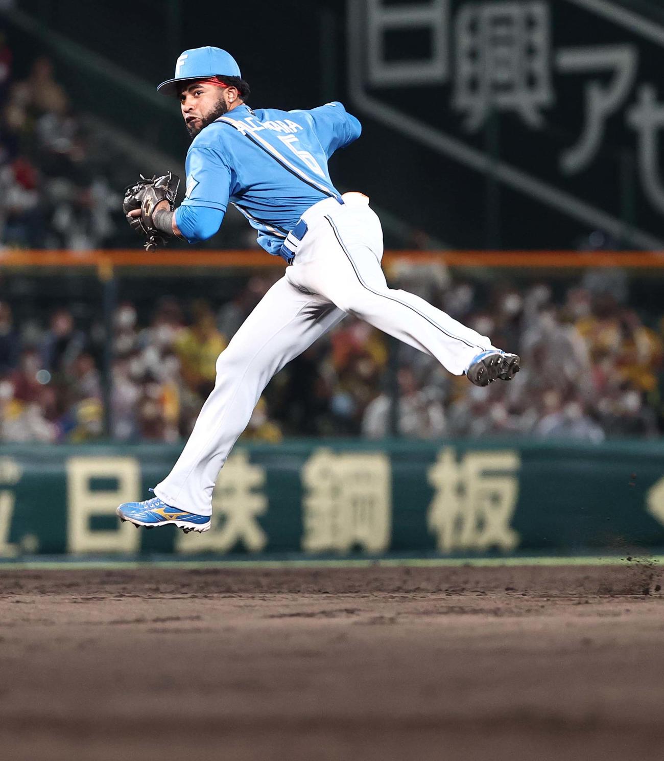 阪神対日本ハム　6回裏阪神2死三塁、小野寺のゴロを軽快にさばき二ゴロに仕留めるアルカンタラ（撮影・上田博志）