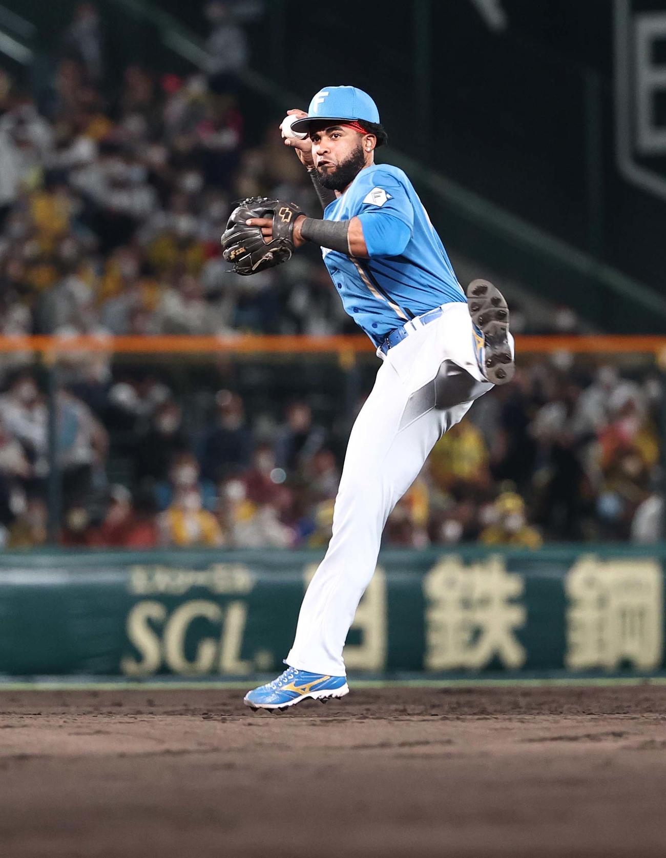 阪神対日本ハム　6回裏阪神2死三塁、小野寺のゴロを軽快にさばき二ゴロに仕留めるアルカンタラ（撮影・上田博志）