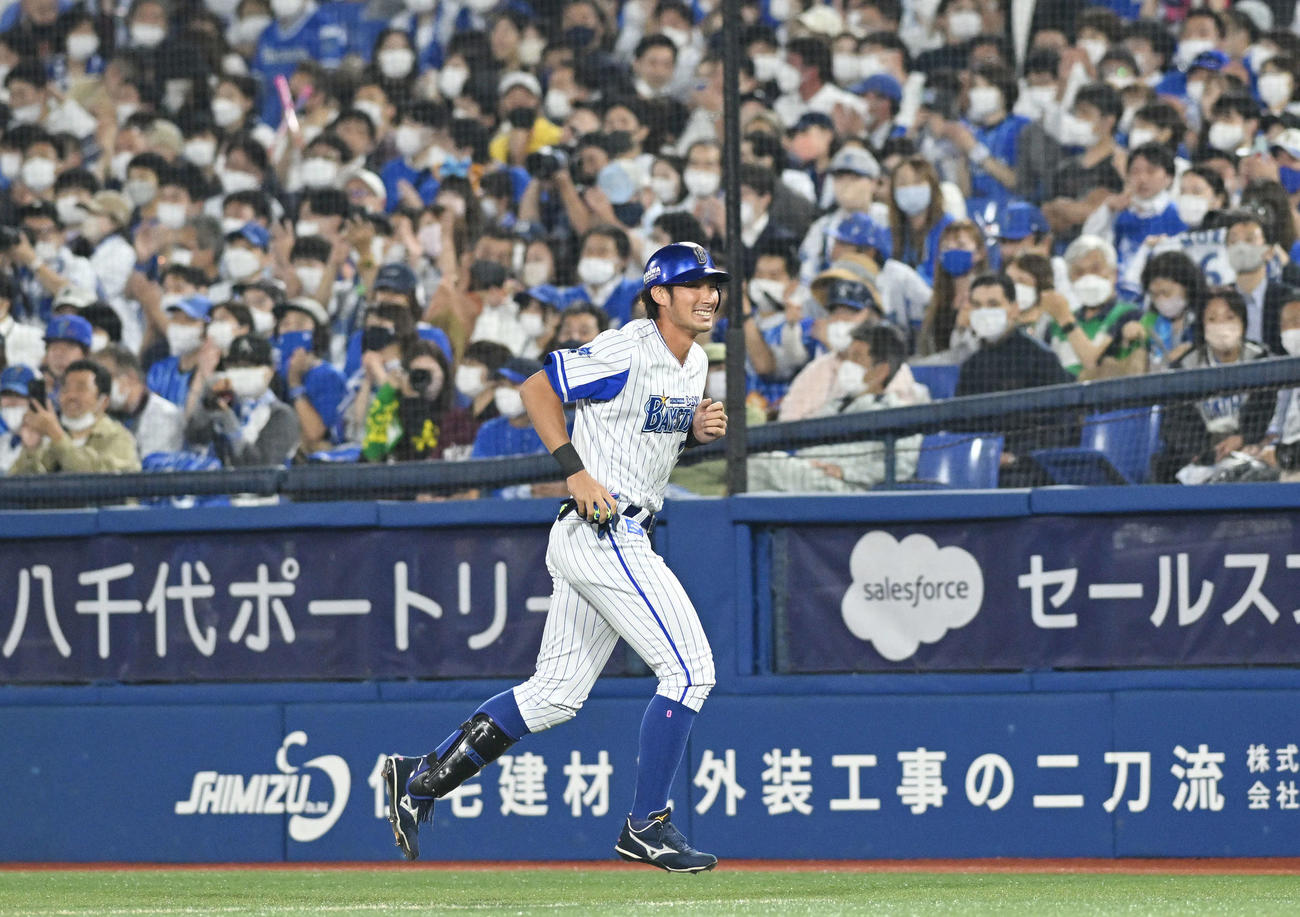 DeNA対楽天　7回裏DeNA1死二塁、交代し笑顔でベンチへ引き上げる大田（撮影・滝沢徹郎）