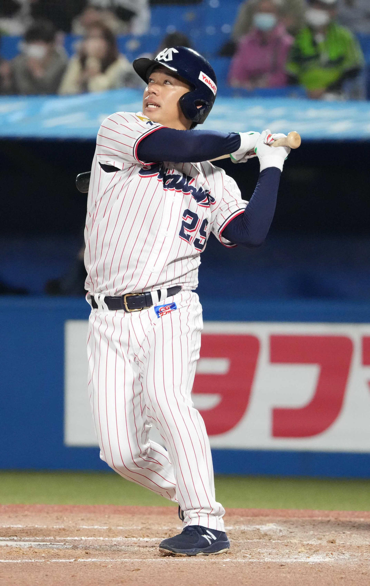 ヤクルト対西武　5回裏ヤクルト無死、小川は左越えに先制ソロ本塁打を放つ（撮影・小沢裕）