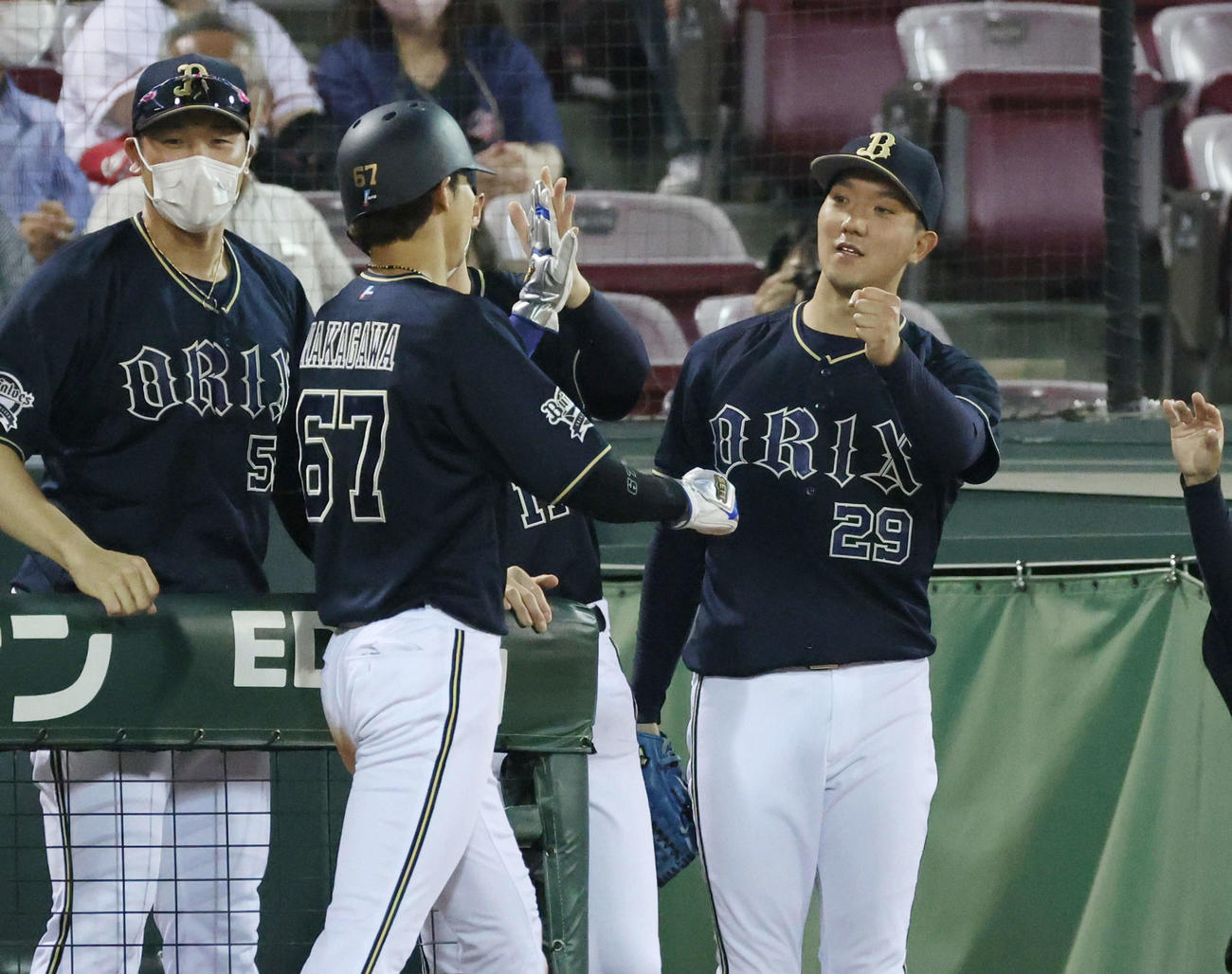 交流戦広島対オリックス　5回表オリックス2死一、二塁、マッカーシーの右適時打で生還した中川を迎える先発の田嶋（右）（撮影・加藤孝規）