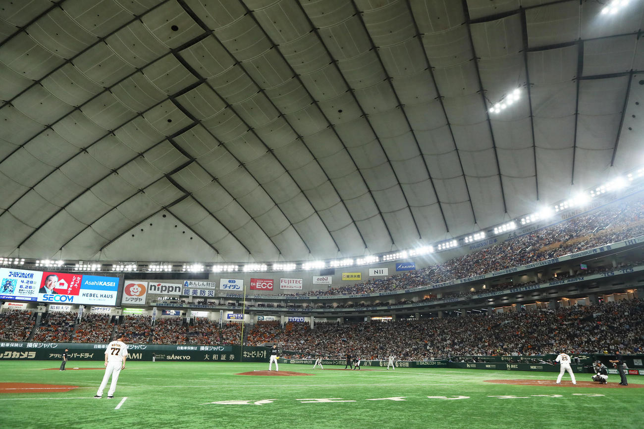 巨人対ロッテ　東京ドームで先発の佐々木朗（中央）。打者岡本和（撮影・足立雅史）
