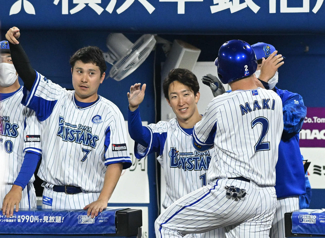 DeNA対楽天　3回裏DeNA1死一、二塁、3点本塁打を放ち生還した牧（手前右）を迎える大貫（奥中央）（撮影・滝沢徹郎）