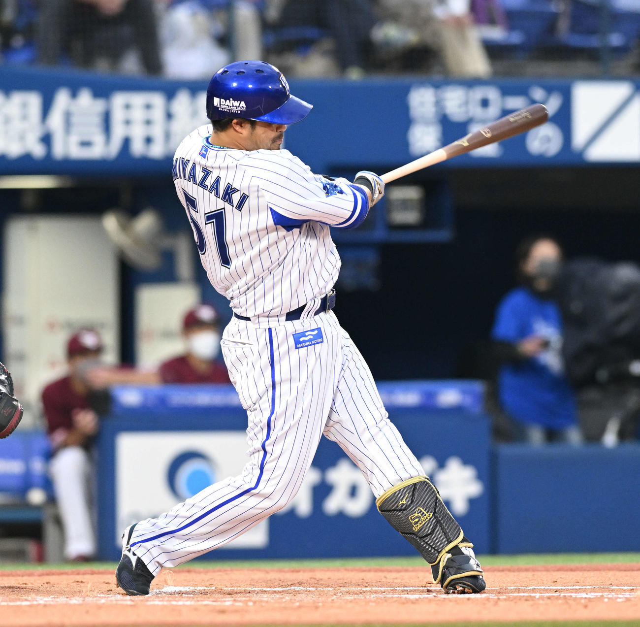 DeNA対楽天　1回裏DeNA1死一塁、宮崎は左越え2点本塁打を放つ（撮影・滝沢徹郎）