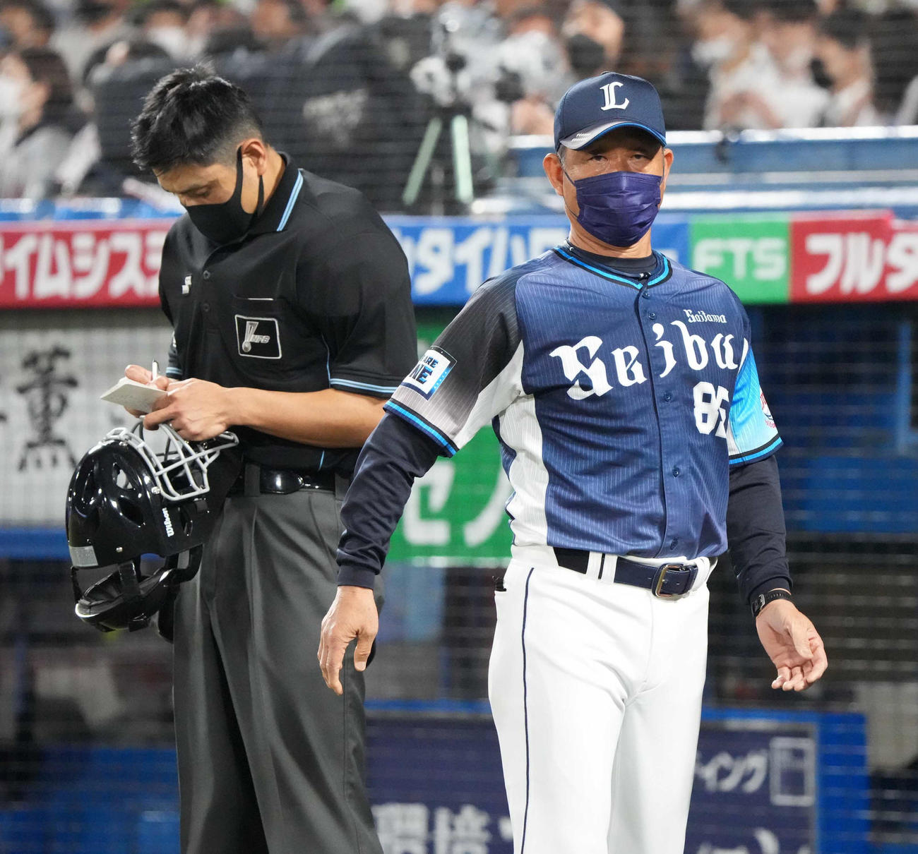 ヤクルト対西武　選手交代を告げベンチへ引き揚げる西武辻監督（撮影・小沢裕）