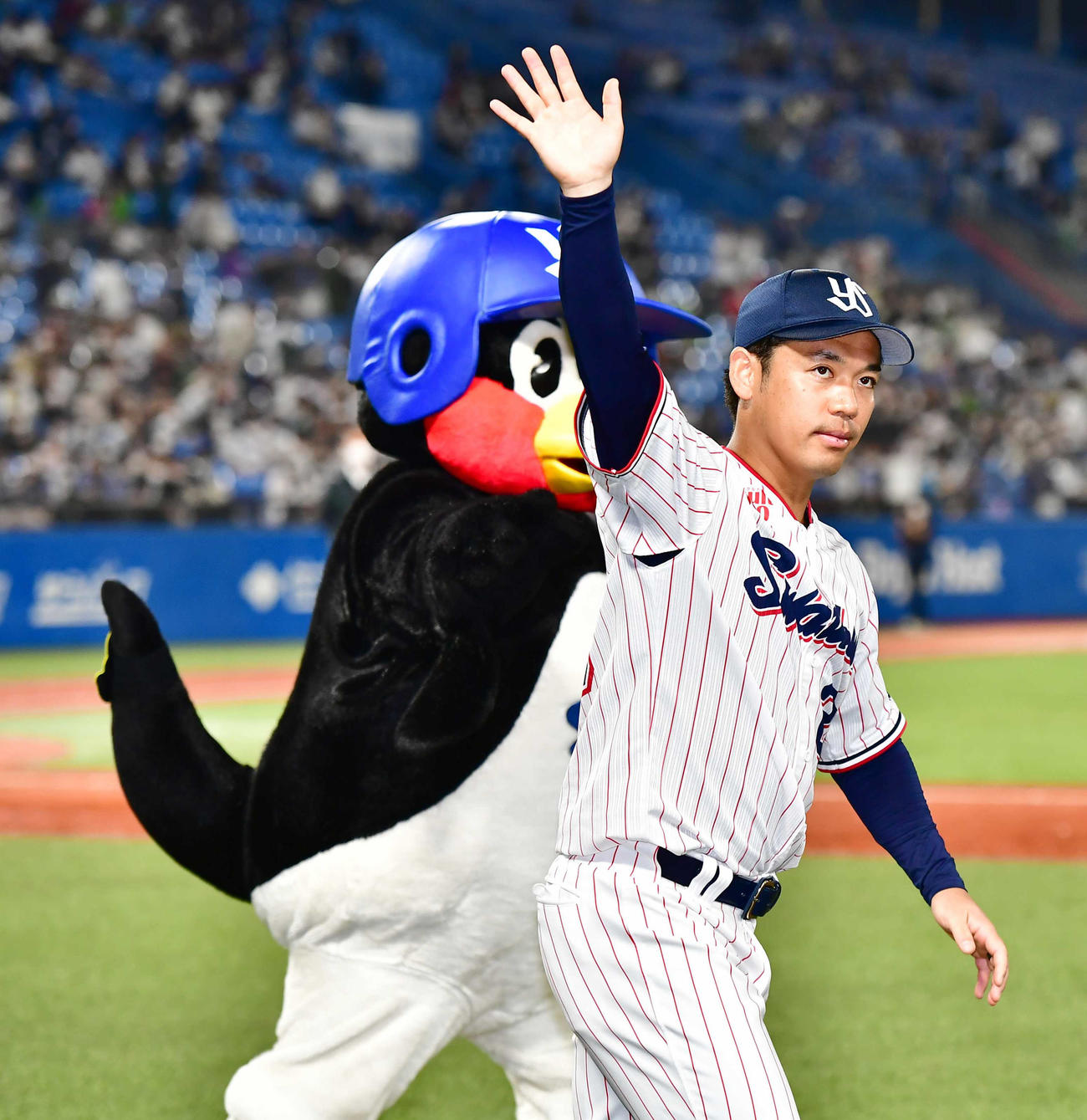 ヤクルト対西武　ヒーローインタビューを終えスタンドのファンに手を振るヤクルト先発の小川（撮影・小沢裕）