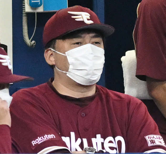 DeNA対楽天　戦況を見守る楽天石井GM兼監督（撮影・滝沢徹郎）